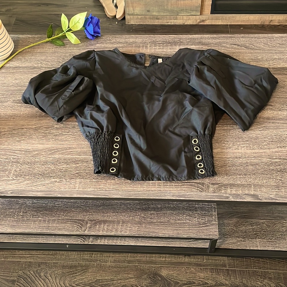 A cute button blows crop top